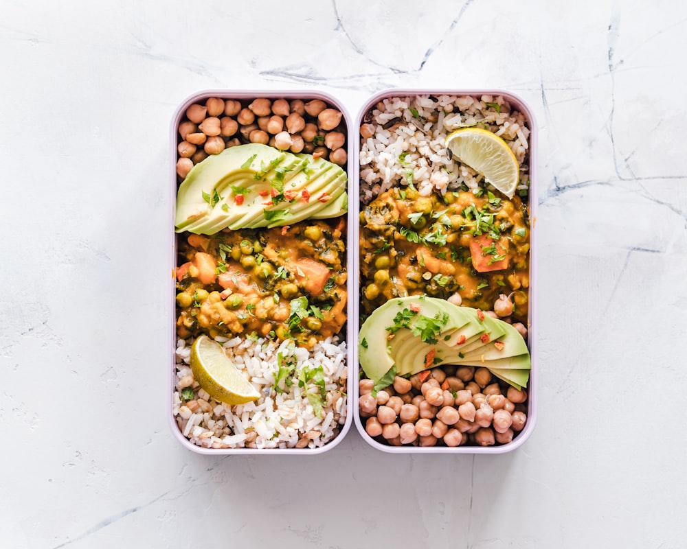 Bol de quinoa avec légumes et sauce tahini